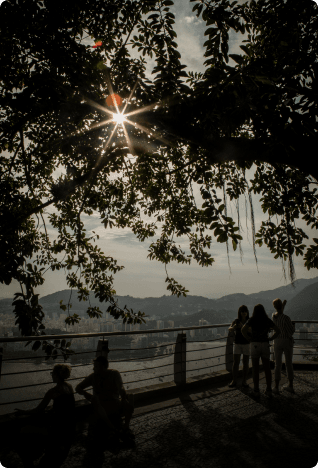 Imagem do bondinho com o sol por trás